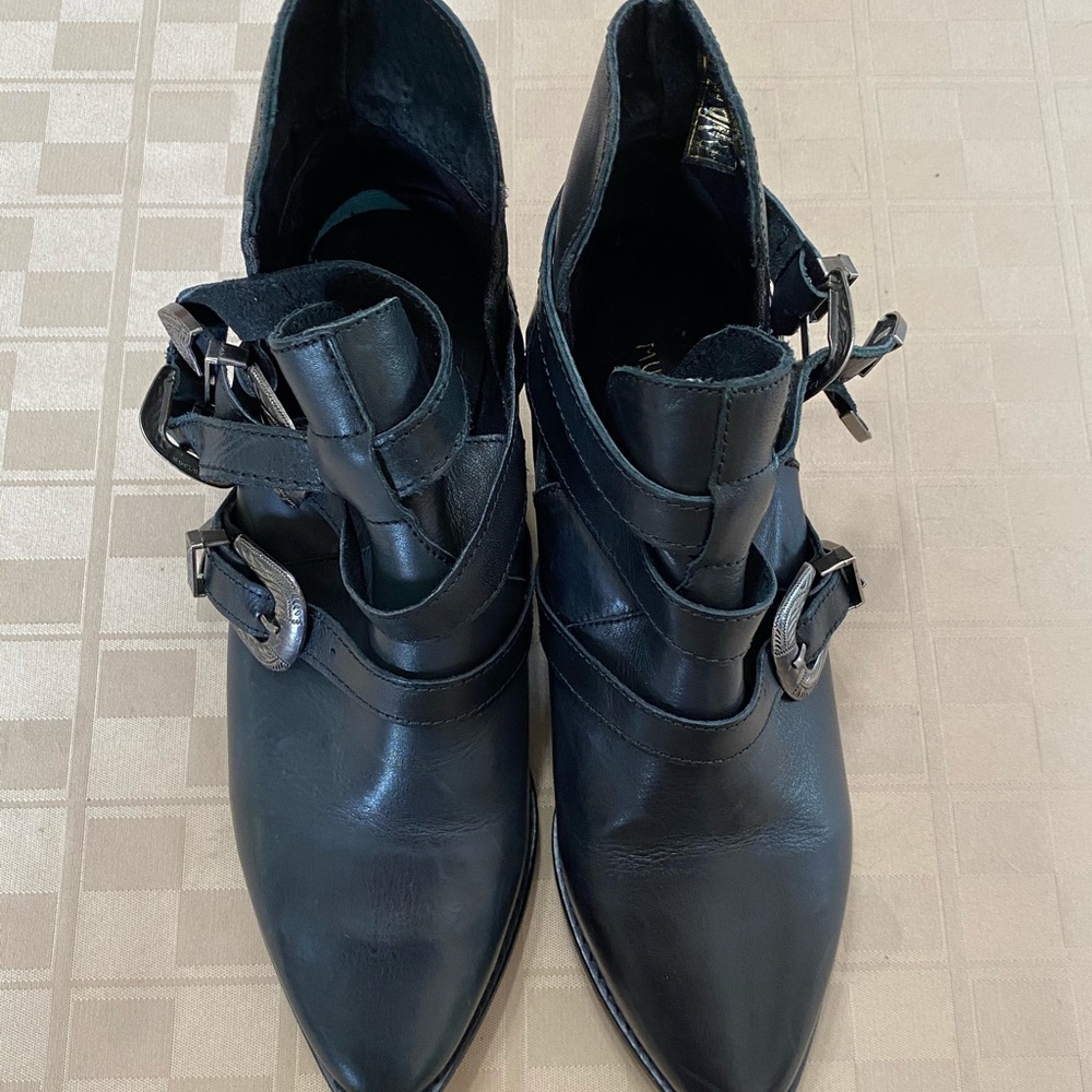 Women's Musse & Cloud Ankle Boots Sz 6 Black‎ 2.5” Block Heel Silver Buckles.